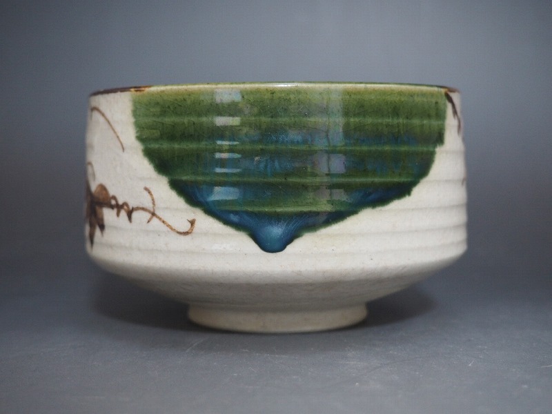 A3590 織部焼 加藤忠 作 蔦文 茶碗 ☆ 茶道具 茶器 抹茶器 抹茶 A3590 織部焼 加藤忠 作 蔦文 茶碗 ☆ 茶道具 茶器 抹茶器 抹茶