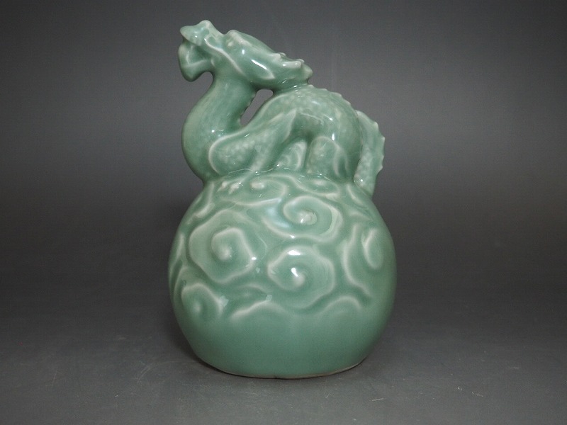 A3638 京焼 加藤実 作 青磁 辰 置物 共箱付 ☆ 美品 良品 無傷 竜 龍 干支 飾り物 オブジェ インテリア 清水焼 青瓷 磁器 作家物 在銘 陶印