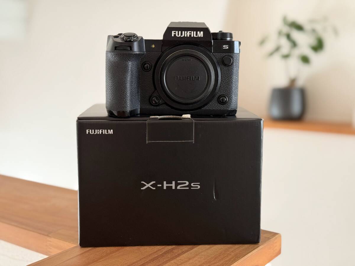 完全動作品! Fujifilm X-H2s 元箱、付属品多数、ショット数 完全動作品! Fujifilm X-H2s 元箱、付属品多数、ショット数