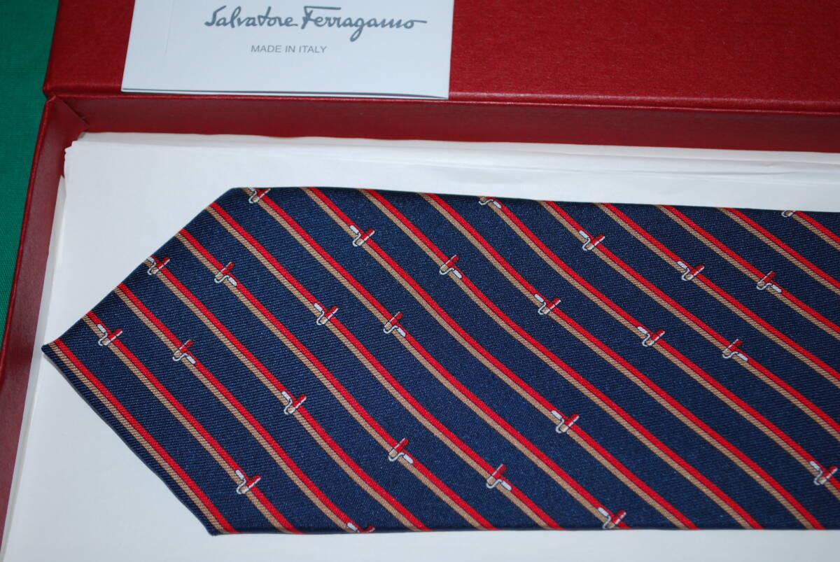 ■新品未使用■フェラガモシルク100％ネクタイ　ネクタイ専用箱付き■