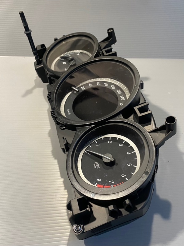 【11780】2013 ベンツ W204 C180 后期 スピードメーター A2049003909 Mercedes BENZ Speedmeter / Display / Instrument Cluster