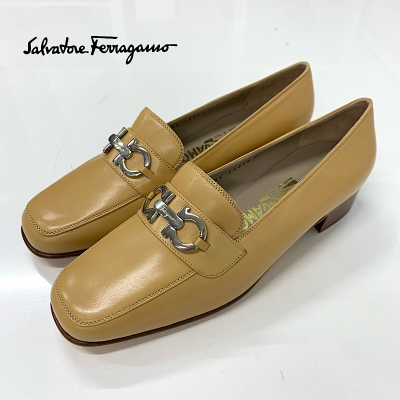 【関税込み】Ferragamo ベージュ Gancini ローファー M11047 未使用 フェラガモ ガンチーニ レザー ローファー