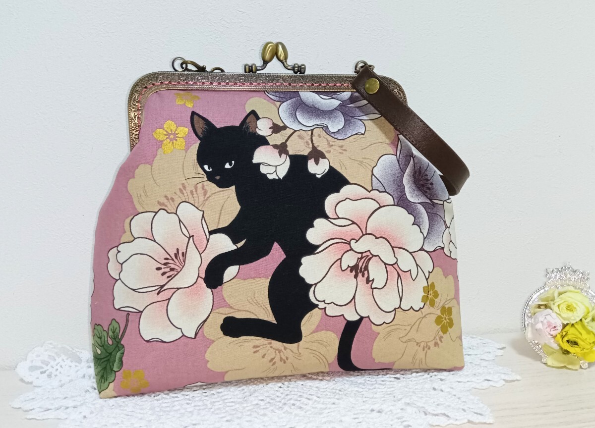百華繚蘭 黒猫 牡丹 がま口バッグ*持ち手付き*キルトゲイト シックなピンク地 18.5㎝幅 口金 猫 ネコ ねこ 花 がま口 バッグ ハンドメイド