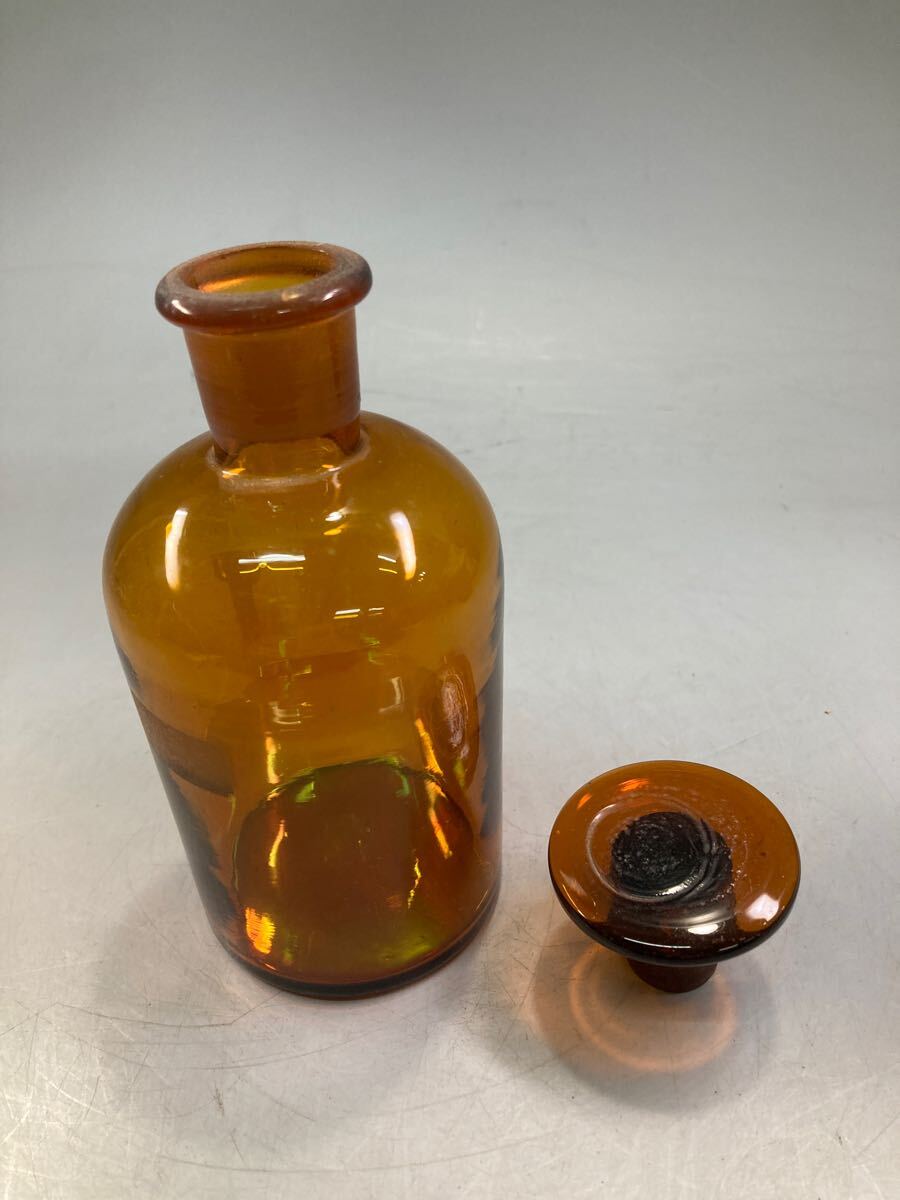 当店だけの限定モデル 薬瓶 古い瓶 ① 空瓶 昭和レトロ 飴色 小瓶 蓋付 試薬瓶 花瓶・フラワースタンド