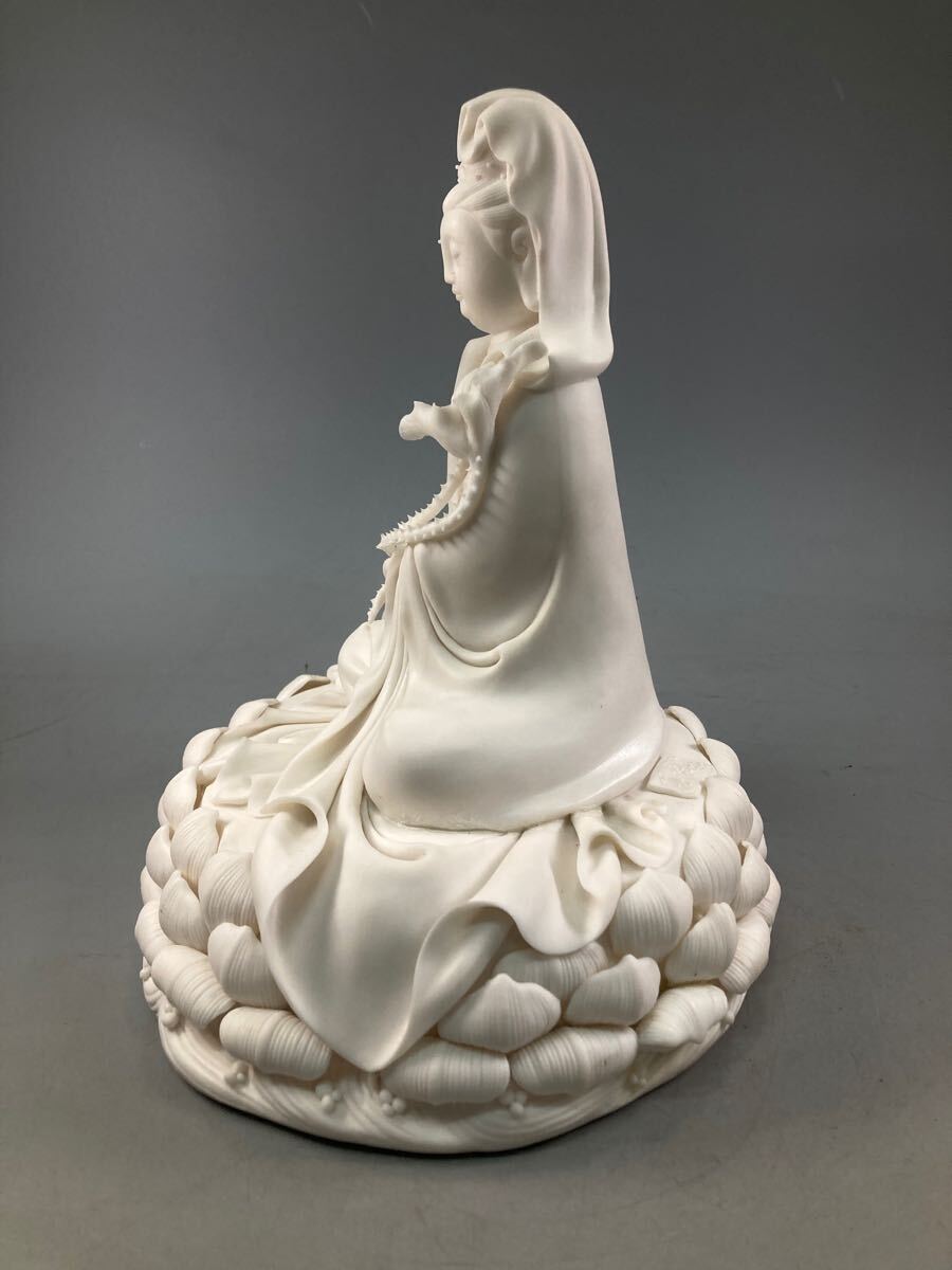 徳化窯 細工彫り『蓮上白磁観音様』 仏教美術 高さ40.5cm 徳化窯 細工彫り『蓮上白磁観音様』 仏教美術 高さ40.5cm