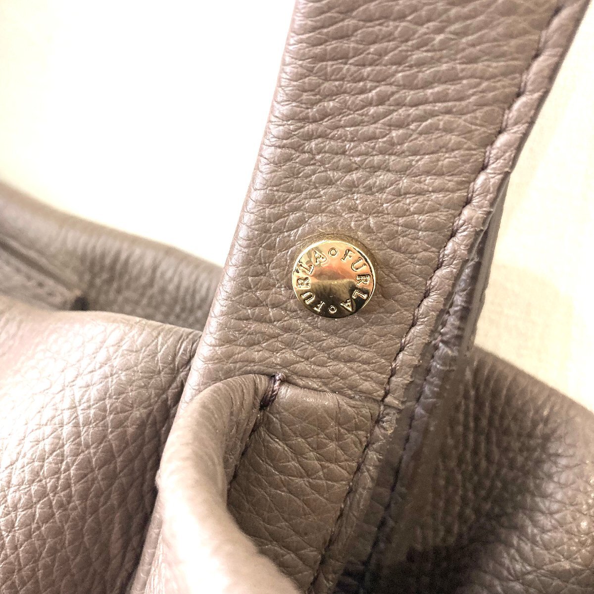  б/у *FURLA/ Furla * большая сумка плечо .. shrink кожа тауп морщина кожа низ шпилька имеется 