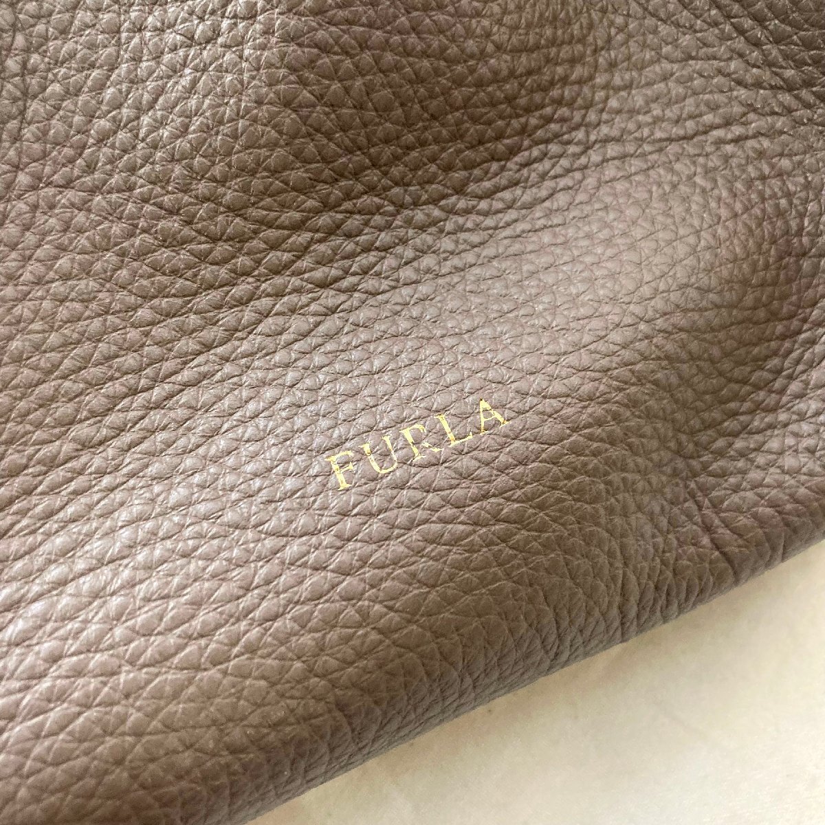  б/у *FURLA/ Furla * большая сумка плечо .. shrink кожа тауп морщина кожа низ шпилька имеется 