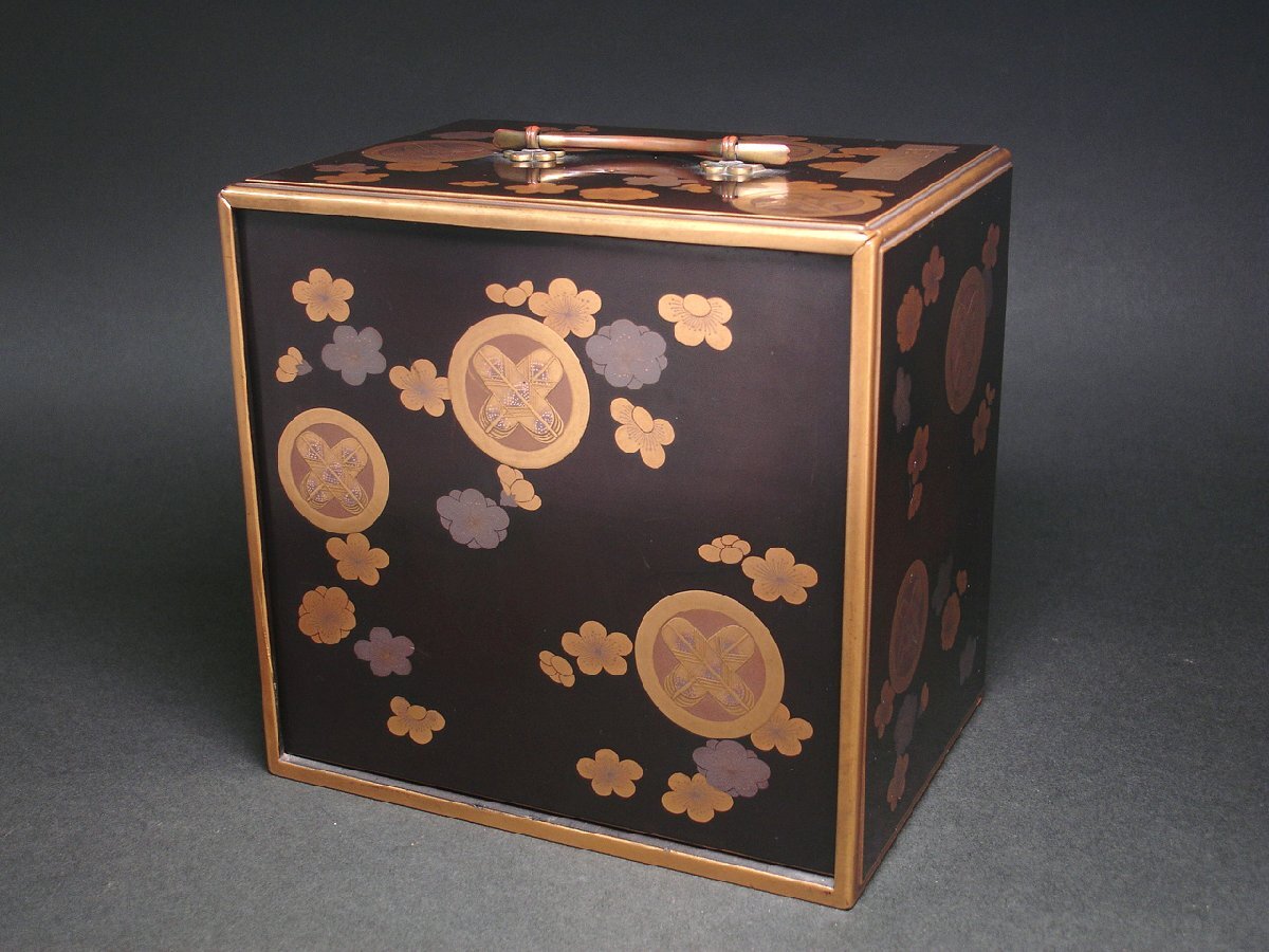 花◇上流武家旧蔵品 梅蒔絵に家紋散 歌留多箱入 絹本金砂子地に 花◇上流武家旧蔵品 梅蒔絵に家紋散 歌留多箱入 絹本金砂子地に