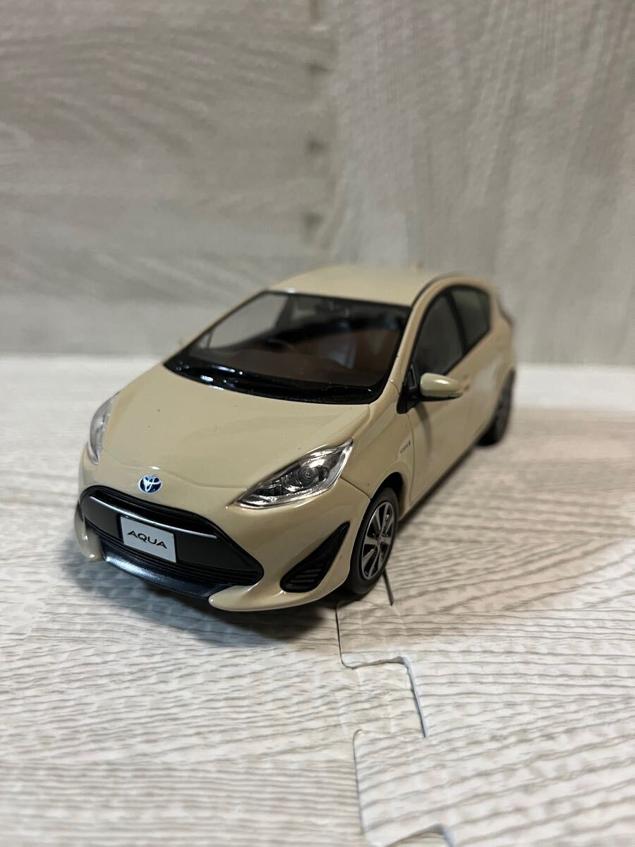 1/30 トヨタ アクア AQUA 後期 カラーサンプル ミニカー 非売品 ベージュ