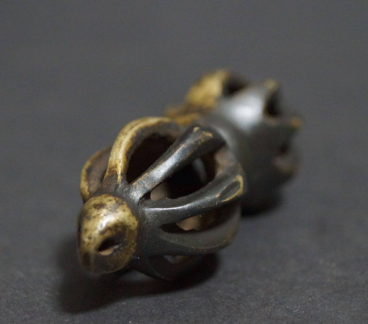 [.]chi спальное место tok коричневый (Thogchags) доллар je золотой Gou .vajula(Vajra) медный netsuke .. шар .. предмет декортивный элемент * времена предмет *6D1204