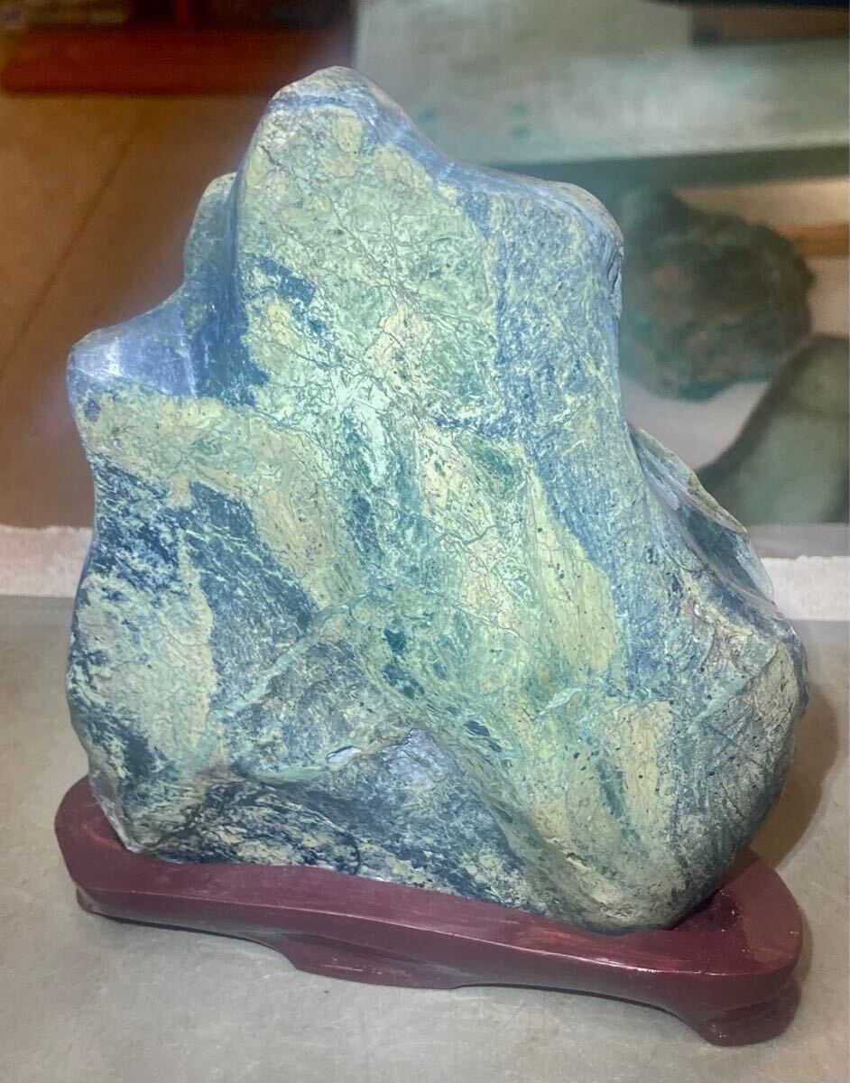 埼玉県秩父市秩父鉱山産天然蛇紋石 蛇石858g木台付き^ ^[家の 埼玉県秩父市秩父鉱山産天然蛇紋石 蛇石858g木台付き^ ^[家の