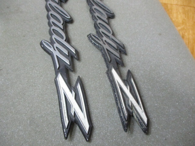 フェアレディZ?ｚ432?S30Z　當時物　日産純正　フロントフェンダー?エンブレム　アンチ?金屬制　左右　極美中古