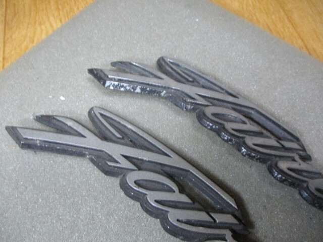 フェアレディZ?ｚ432?S30Z　當時物　日産純正　フロントフェンダー?エンブレム　アンチ?金屬制　左右　極美中古