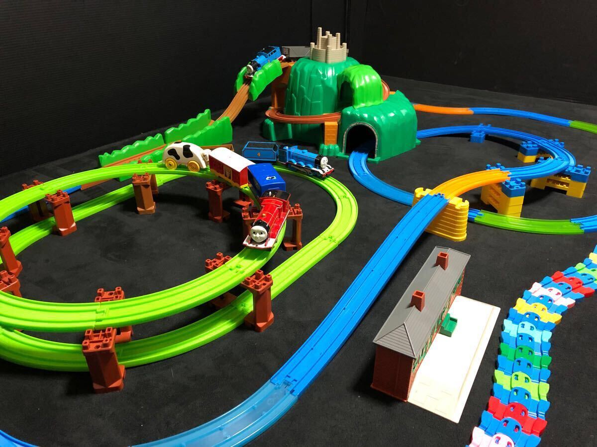 プラレール　大量　同梱不可　車両　レイアウト　どきどきマウンテン　駅　踏切　カラフル　まがれーる　トーマス　動力車3台