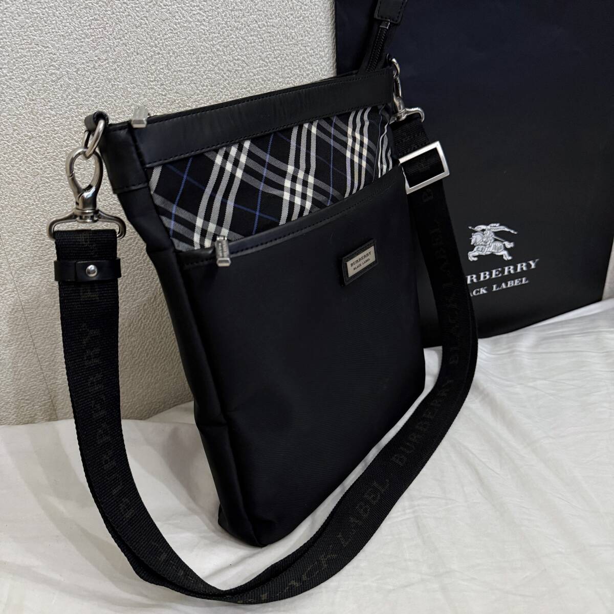 美品 激レア BURBERRY BLACK LABEL ナイロン&本革 スリムミニショルダーバッグ サコッシュ ノバチェック 黒白青 #2910