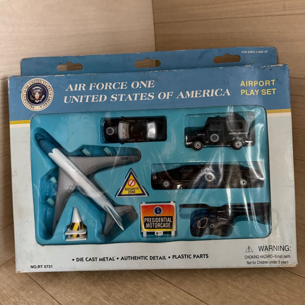 【A0843】DARON アメリカ空軍 エアフォースワン 大統領専用機 飛行機 護衛車 リムジン ヘルコプター ミニカー プレイセット 世田谷ベース