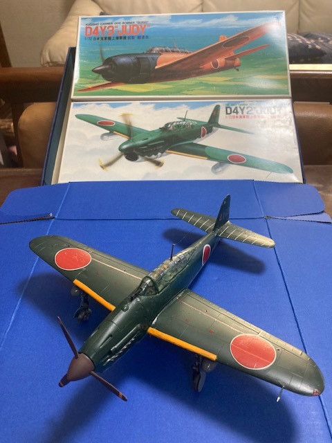 新春福袋セール　日本海軍艦上爆撃機　彗星　完成品＝１機　プラス　同型機未組立て品１機福袋入り