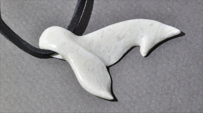 クジラの骨のクジラの尾＋フィッシャーホークデザインペンダント