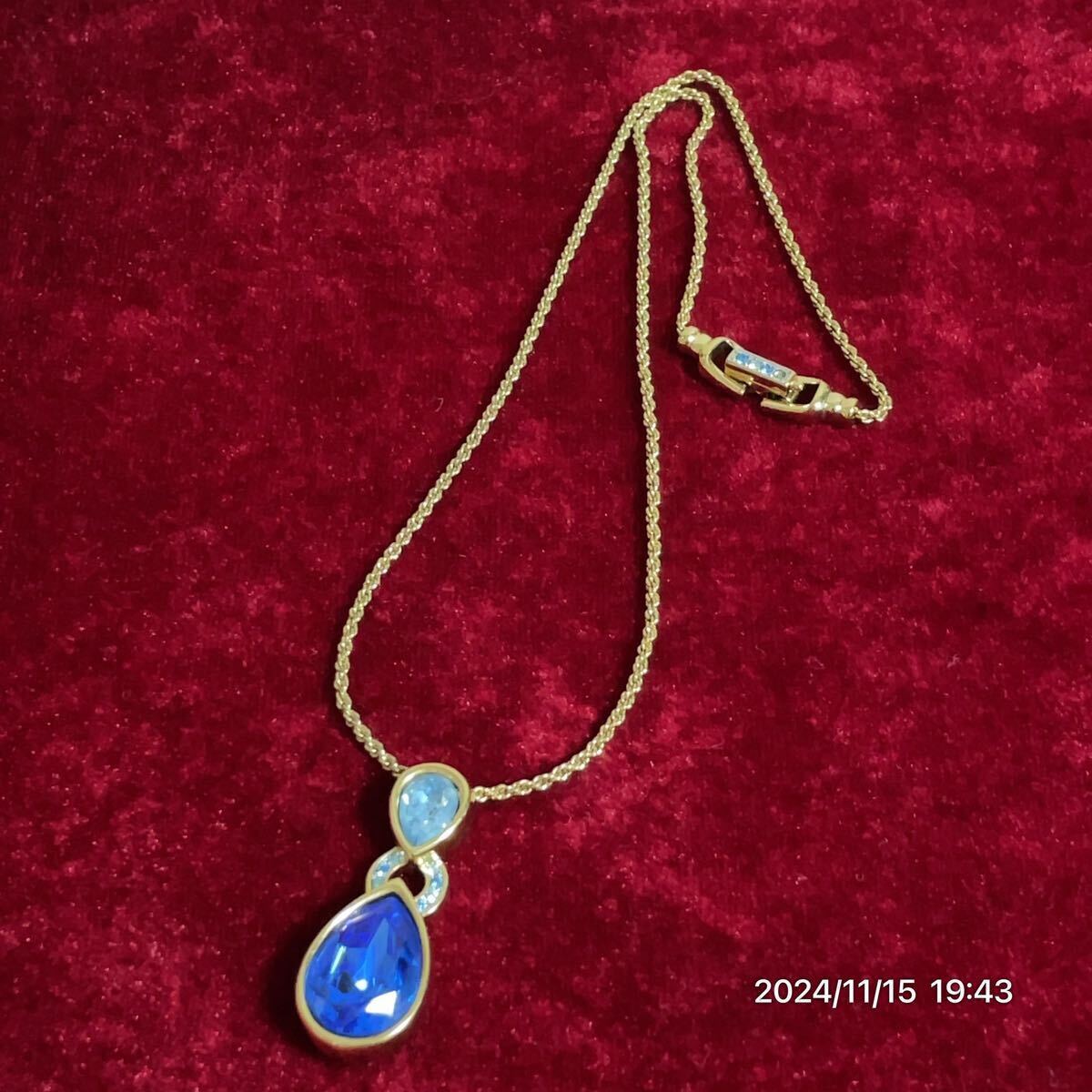 ② SWAROVSKI スワロフスキー 雫 ドロップ ブルー×水色クリスタル ゴールドカラー ツイストチェーン ネックレス ペンダント アクセサリー