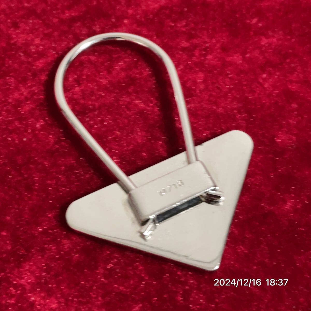 PRADA プラダ 三角 ロゴプレート シルバーカラー チャーム キーリング キーホルダー_画像3