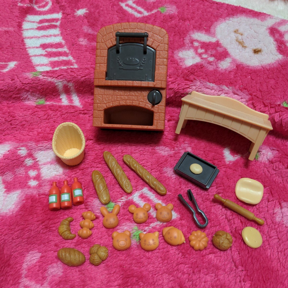 シルバニアファミリー　森のパン屋さん　暖炉　オーブン　パン　食べ物　小物　セット　ひっくり返すとパンが焼けます。
