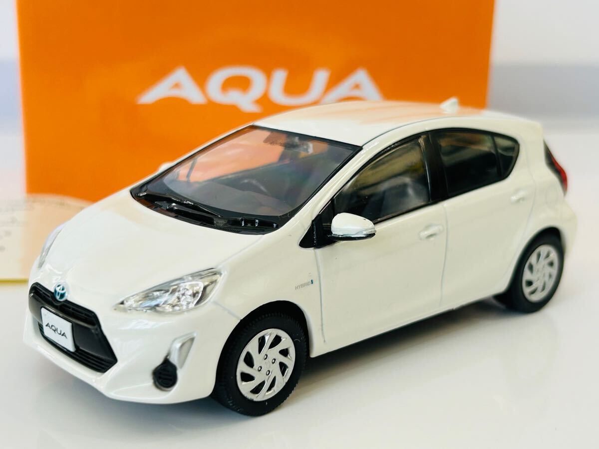 即決 1/30 サンプルミニカトヨタ アクア AQUA ライムホワイトパールクリスタルシャイン　非売品