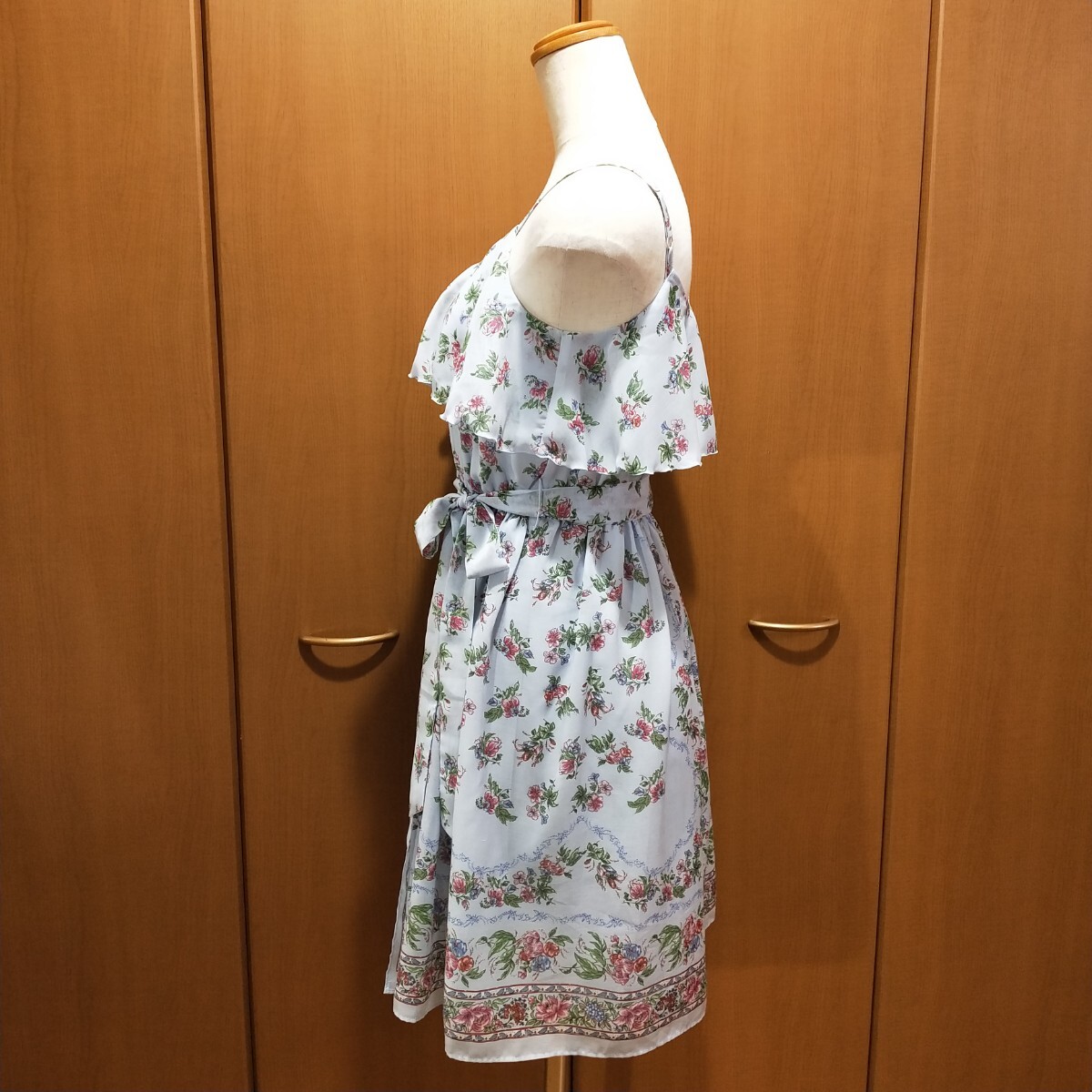 新品同様 レストローズ L'EST ROSE サイズM 花柄 ワンピース 新品同様 レストローズ L'EST ROSE サイズM 花柄 ワンピース