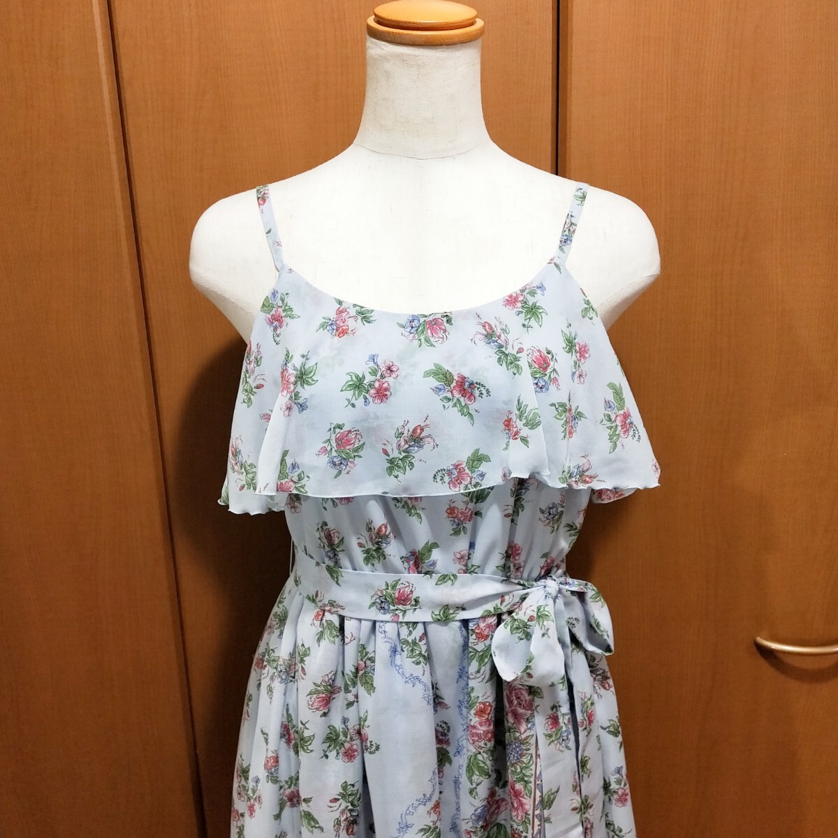新品同様 レストローズ L'EST ROSE サイズM 花柄 ワンピース 新品同様 レストローズ L'EST ROSE サイズM 花柄 ワンピース