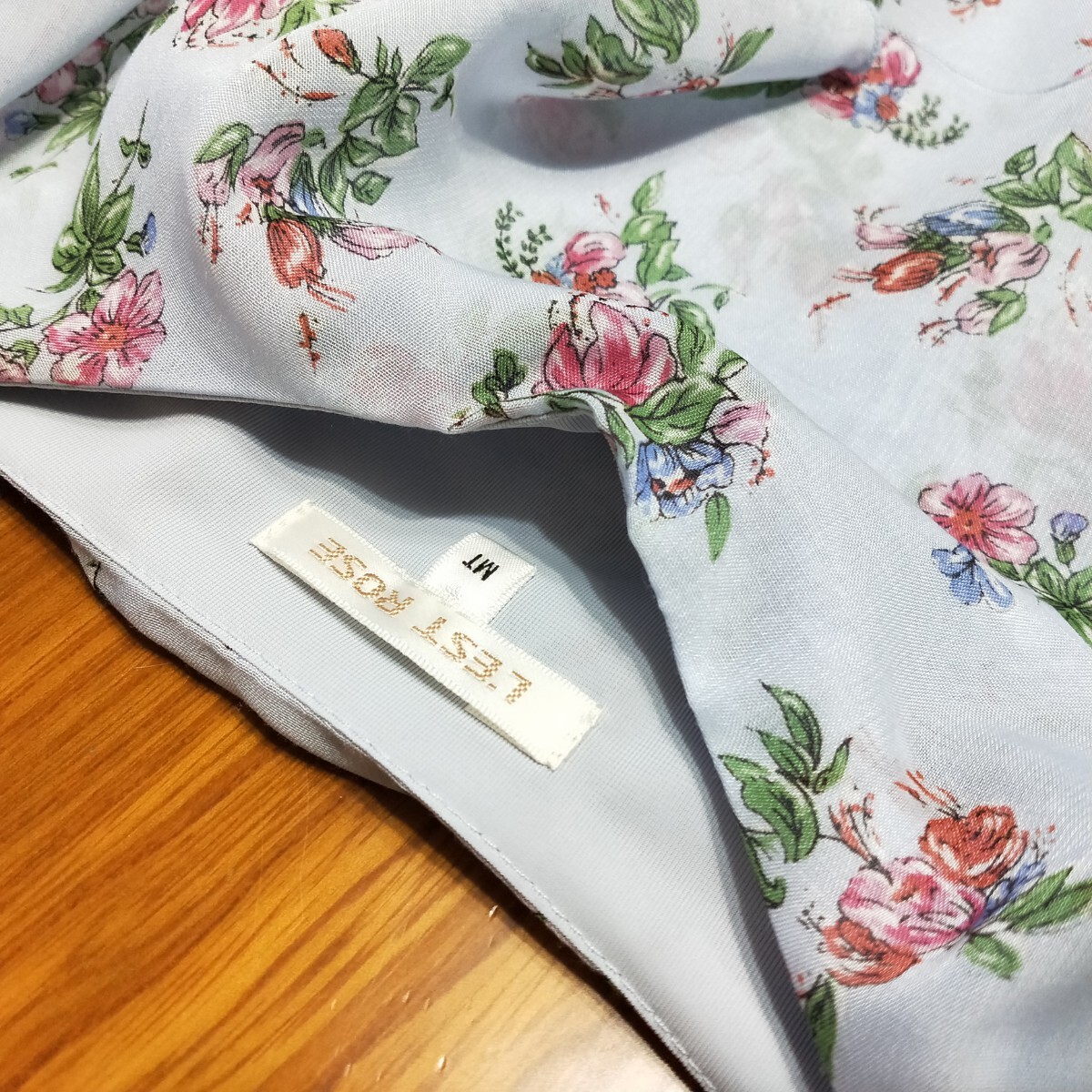 新品同様 レストローズ L'EST ROSE サイズM 花柄 ワンピース 新品同様 レストローズ L'EST ROSE サイズM 花柄 ワンピース