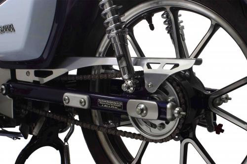 スペシャルパーツ武川 SP武川 スーパーカブC125 JA48 / JA58 / JA71用 アルミチェーンガード シルバーアルマイト 09-09-0085_画像2