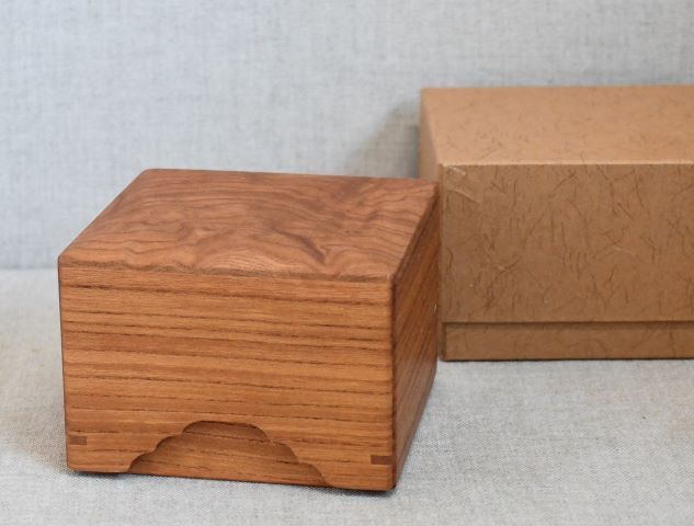 欅上杢の駒箱　四面落　新品　化粧箱付き。