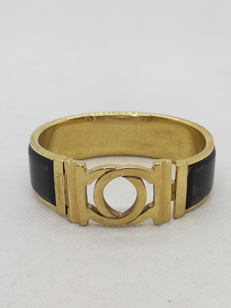 Salvatore Ferragamo フェラガモ ガンチーニ レザー ブレスレット バングル アクセサリー ゴールド×ブラック
