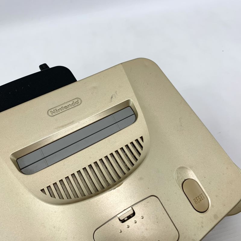 《ジャンク扱い》《レトロ》ニンテンドウ64 ゴールド＋メモリー拡張パック /トイザらス限定/店頭/他モール併売《ゲーム・山城店》B293