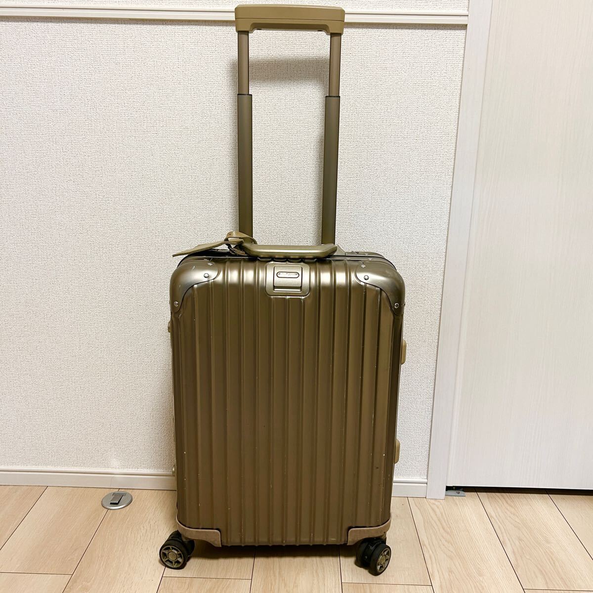 RIMOWA リモワ TOPAZ トパーズ 35L 4輪 ゴールド 機内持込 RIMOWA リモワ TOPAZ トパーズ 35L 4輪 ゴールド 機内持込