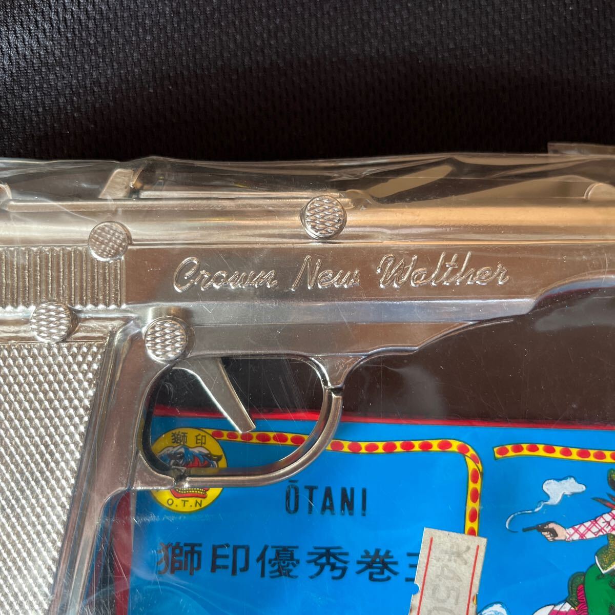 レトロ 珍品火薬 鉄砲 ブリキ 巻玉火薬付き 銃 ピストル 駄菓子 レトロ 珍品火薬 鉄砲 ブリキ 巻玉火薬付き 銃 ピストル 駄菓子