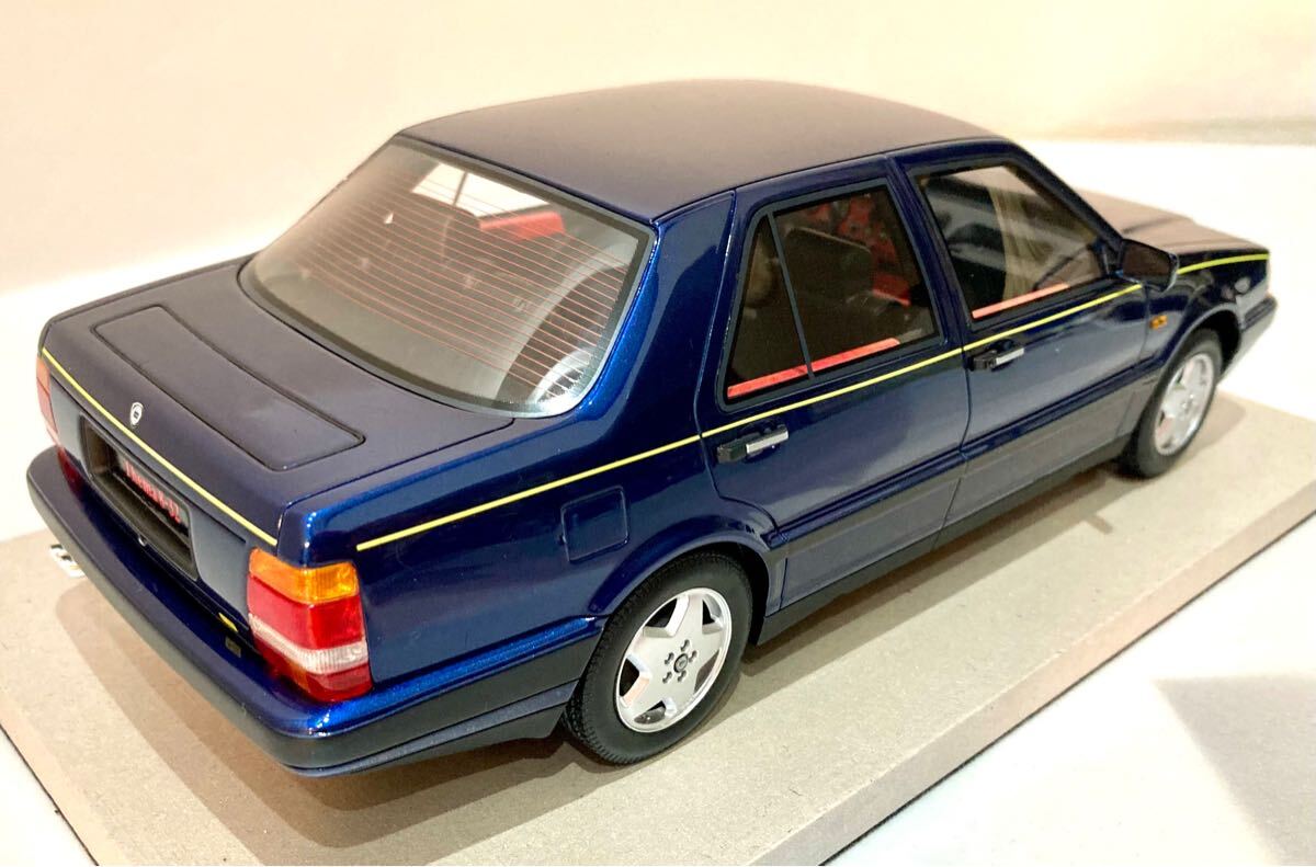 TopMarques 1:18 Lancia Thema 8.32 Serie 2 rood TOP05E model