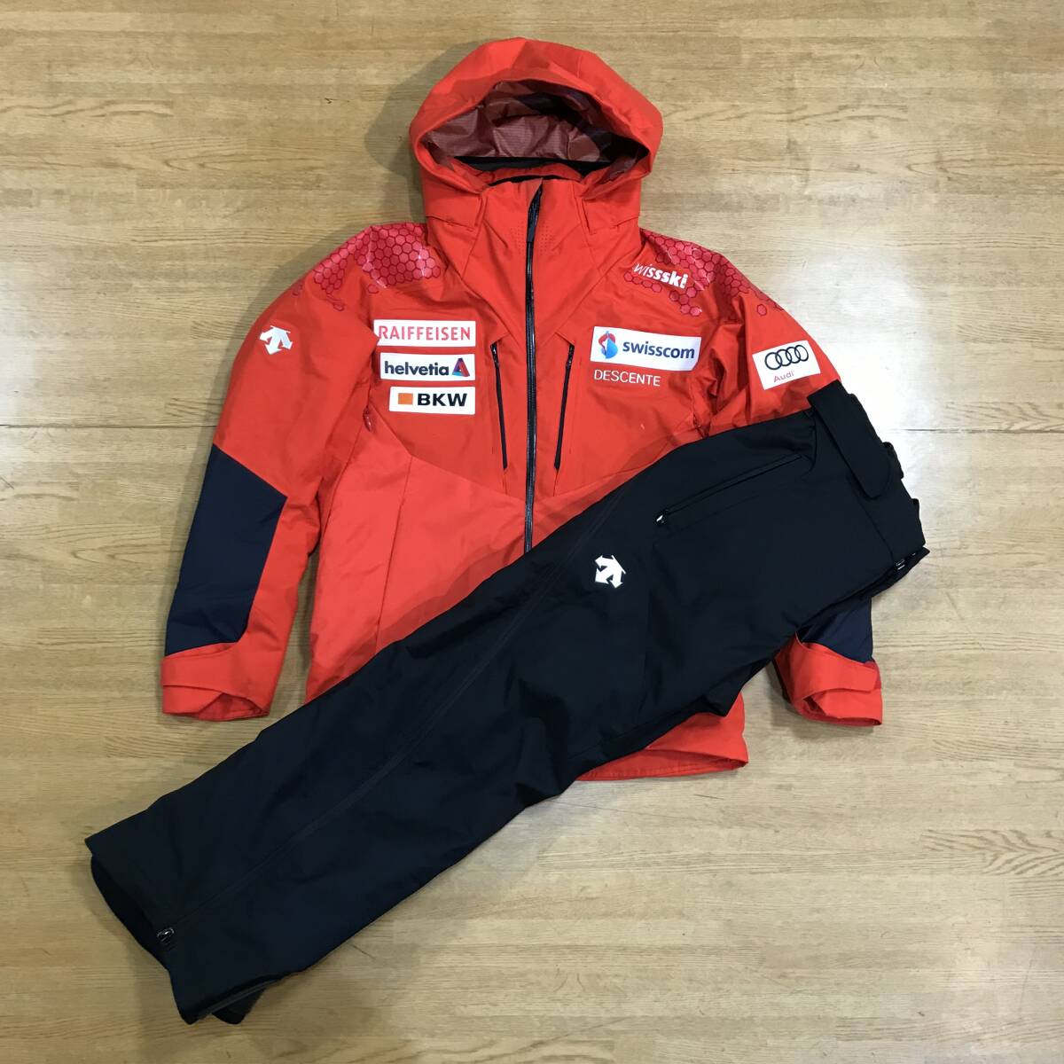 ☆★☆2025シーズンスタートセール！DESCENTE スイスチームストレッチ中綿上下スキーセット　オレンジ／ブラック　/Ｍサイズ　☆★☆
