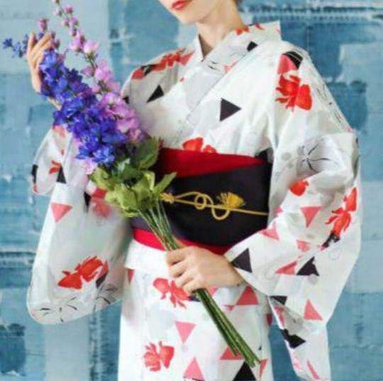 ◆うるわし幾何学の紅赤金魚の古典浴衣　人気のゆかた◆新品未使用　呉服店購入