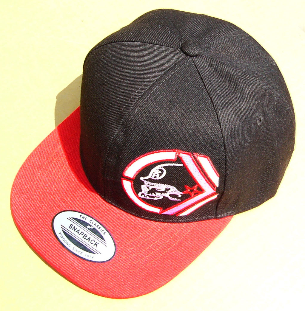 即決■ブランド分からない黒ビックリお化け■黒に赤のcap■古着