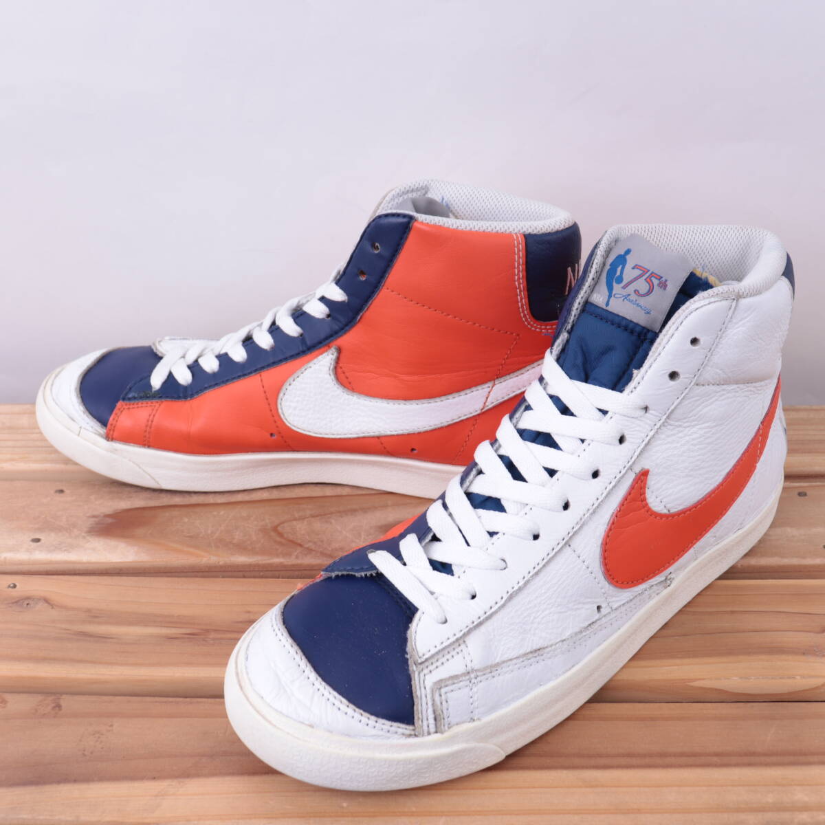 z7003 ナイキ ブレーザー ミッド 77 エンベデッド US8 26.0cm/白 オレンジ 紺 NIKE BLAZER MID 77 EMB ブレザー メンズ スニーカー 中古