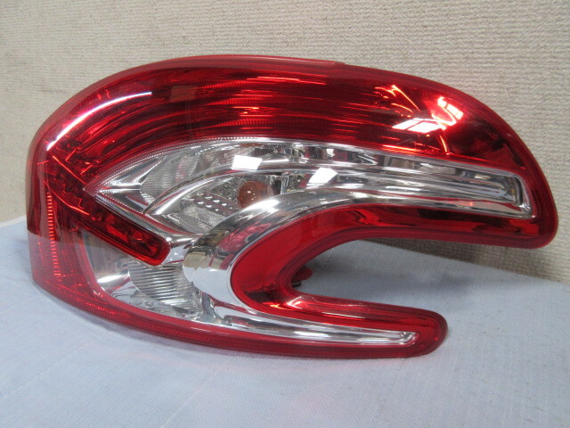? プジョー２０８　テールランプ右　9672628380-02