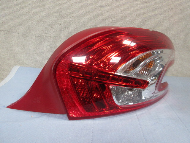 ? プジョー２０８　テールランプ右　9672628380-02