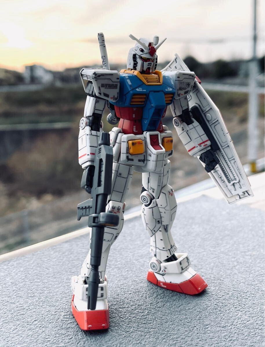 バンダイ1/144 ガンプラ HG RX-78 ガンダム 完成品 基本無塗装ウェザリング施工完成品 ガンダム スクエア限定版かも？