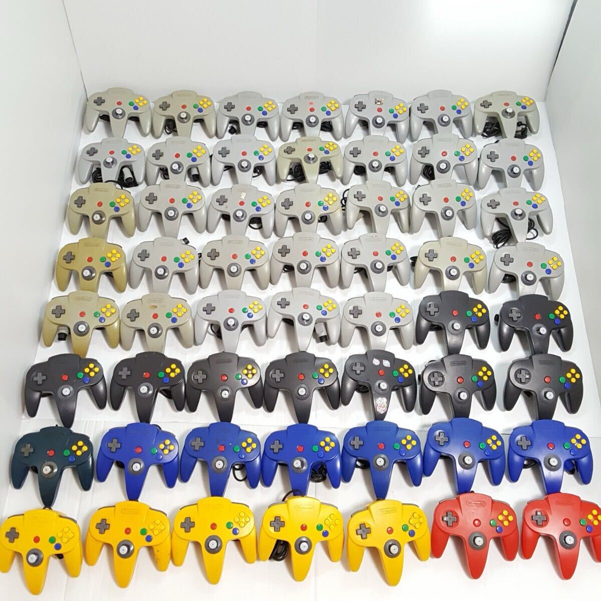 294) ニンテンドー64 NINTENDO64 コントローラー 56点まとめ売り 294) ニンテンドー64 NINTENDO64 コントローラー 56点まとめ売り