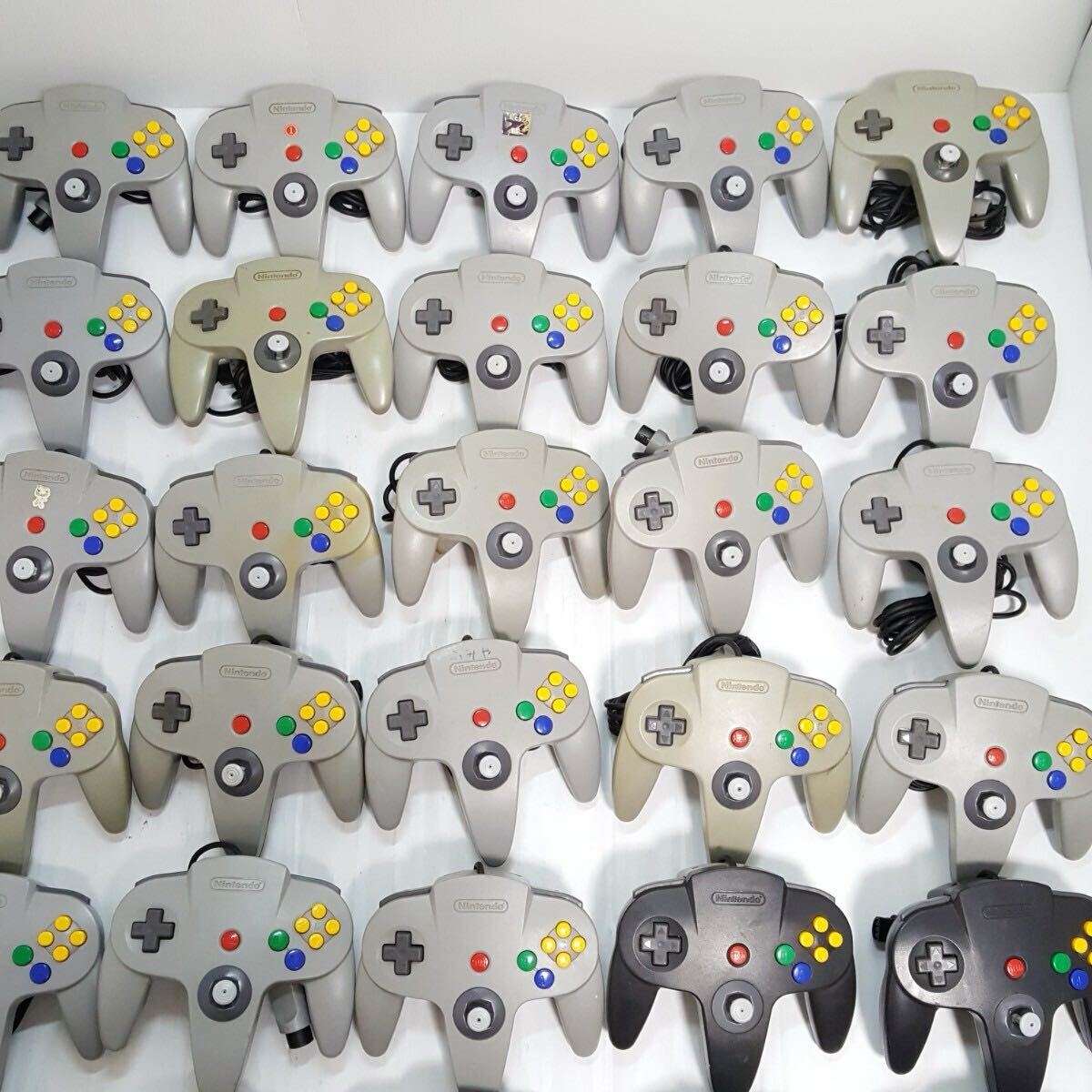 294) ニンテンドー64 NINTENDO64 コントローラー 56点まとめ売り 294) ニンテンドー64 NINTENDO64 コントローラー 56点まとめ売り