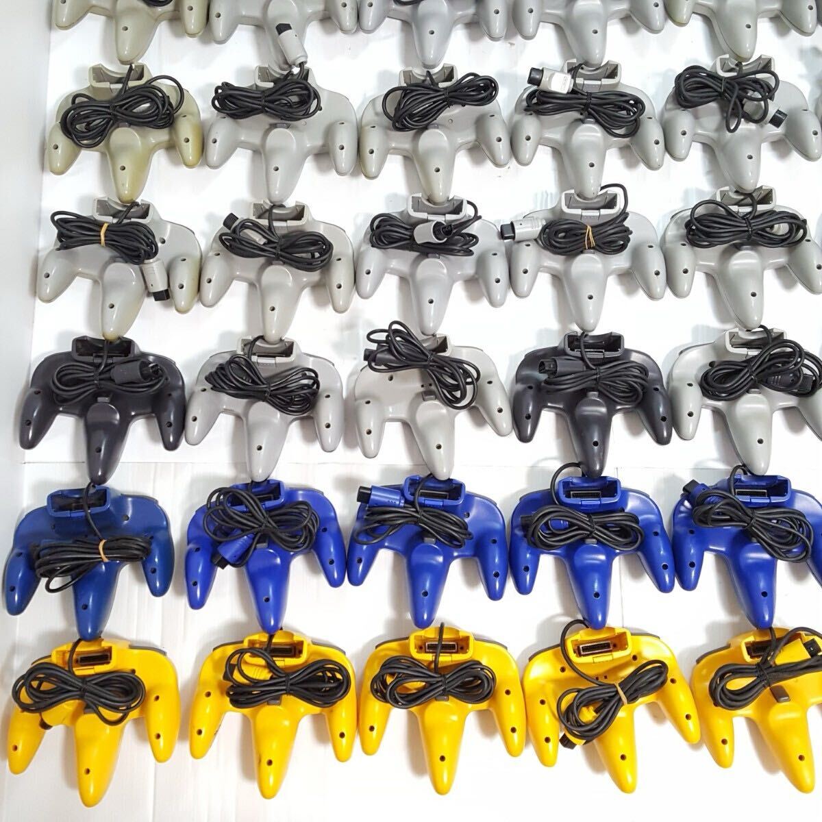 294) ニンテンドー64 NINTENDO64 コントローラー 56点まとめ売り 294) ニンテンドー64 NINTENDO64 コントローラー 56点まとめ売り