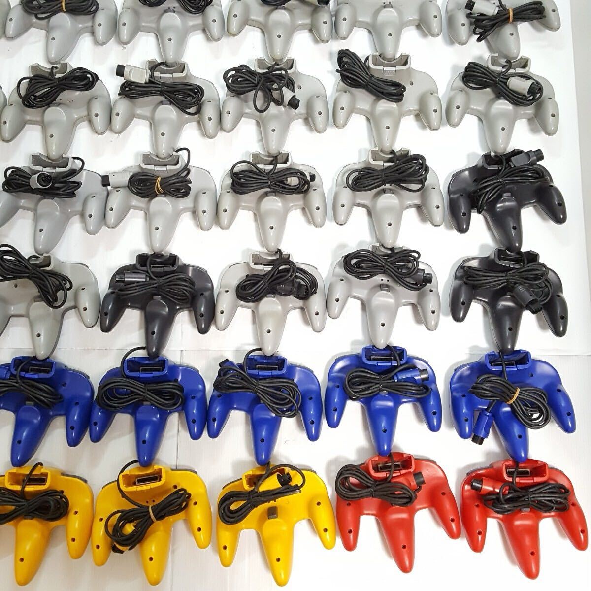 294) ニンテンドー64 NINTENDO64 コントローラー 56点まとめ売り 294) ニンテンドー64 NINTENDO64 コントローラー 56点まとめ売り