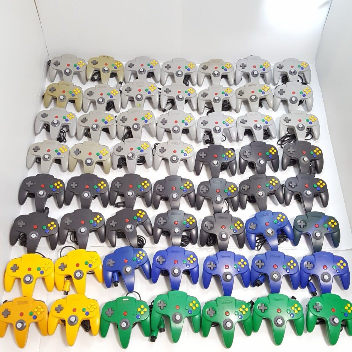 322) ニンテンドー64 NINTENDO64 コントローラー 56点まとめ売り 322) ニンテンドー64 NINTENDO64 コントローラー 56点まとめ売り