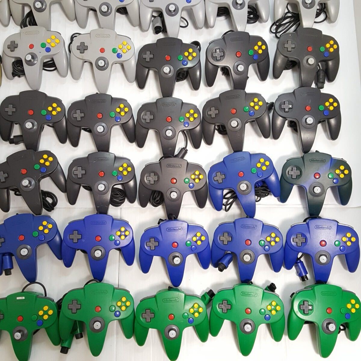 322) ニンテンドー64 NINTENDO64 コントローラー 56点まとめ売り 322) ニンテンドー64 NINTENDO64 コントローラー 56点まとめ売り
