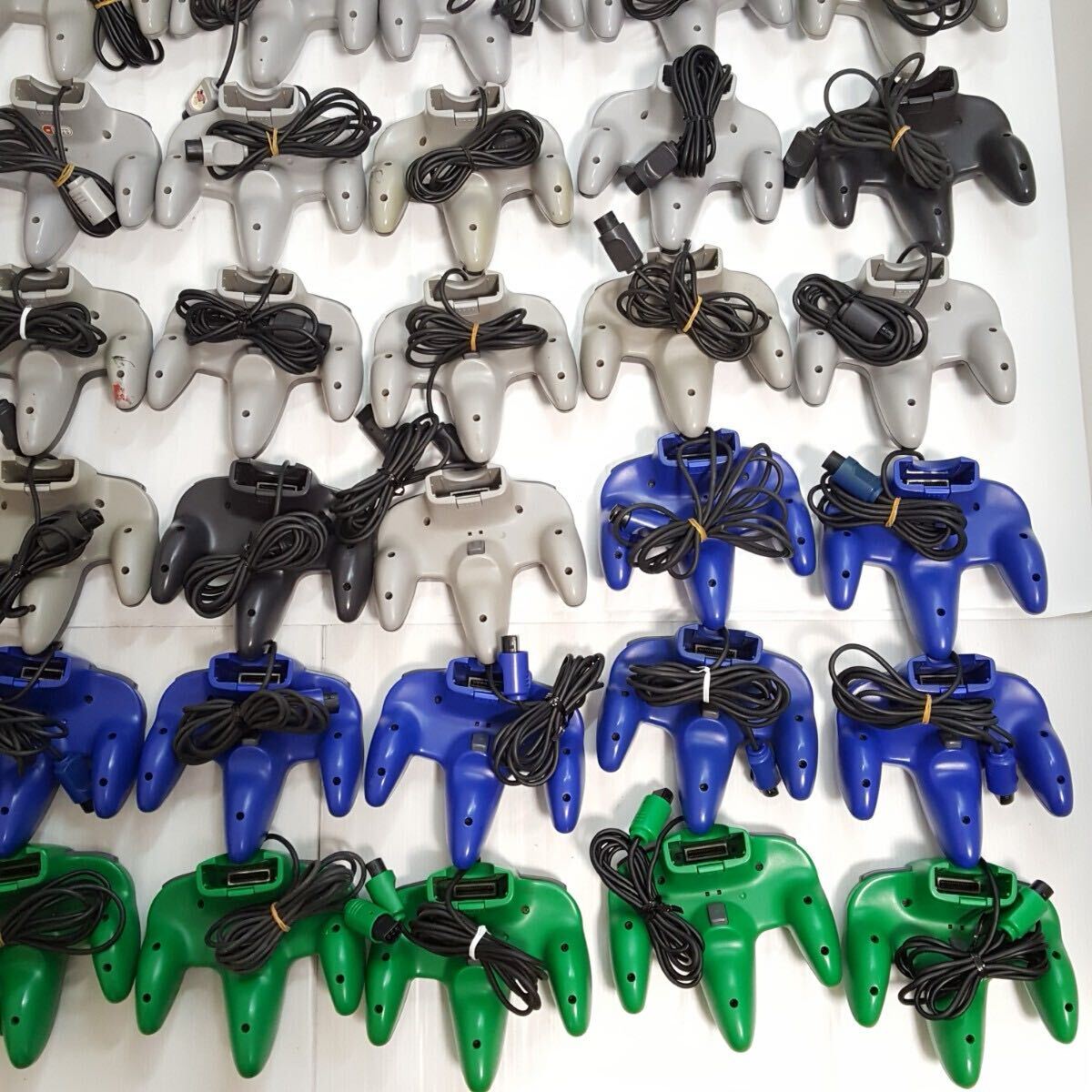 322) ニンテンドー64 NINTENDO64 コントローラー 56点まとめ売り 322) ニンテンドー64 NINTENDO64 コントローラー 56点まとめ売り